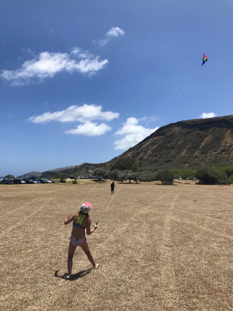 HAWAII OAHU SOUTHSHORE Girl flying a kite -Cerf-volant