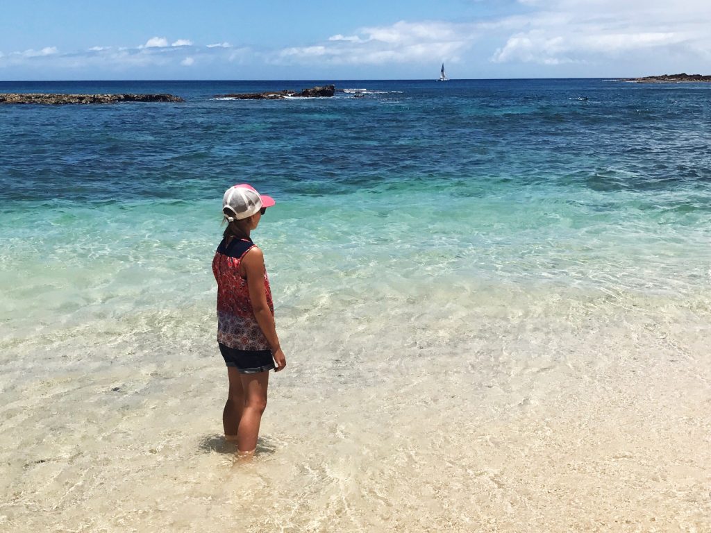 HAWAII OAHU NORTHSHORE -Girl at Three Tables Beach- Fillette sur la plage de Three Tables
