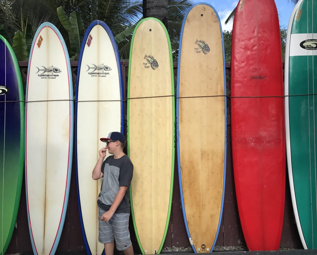 Fiston devant les surfboards à Haleiwa