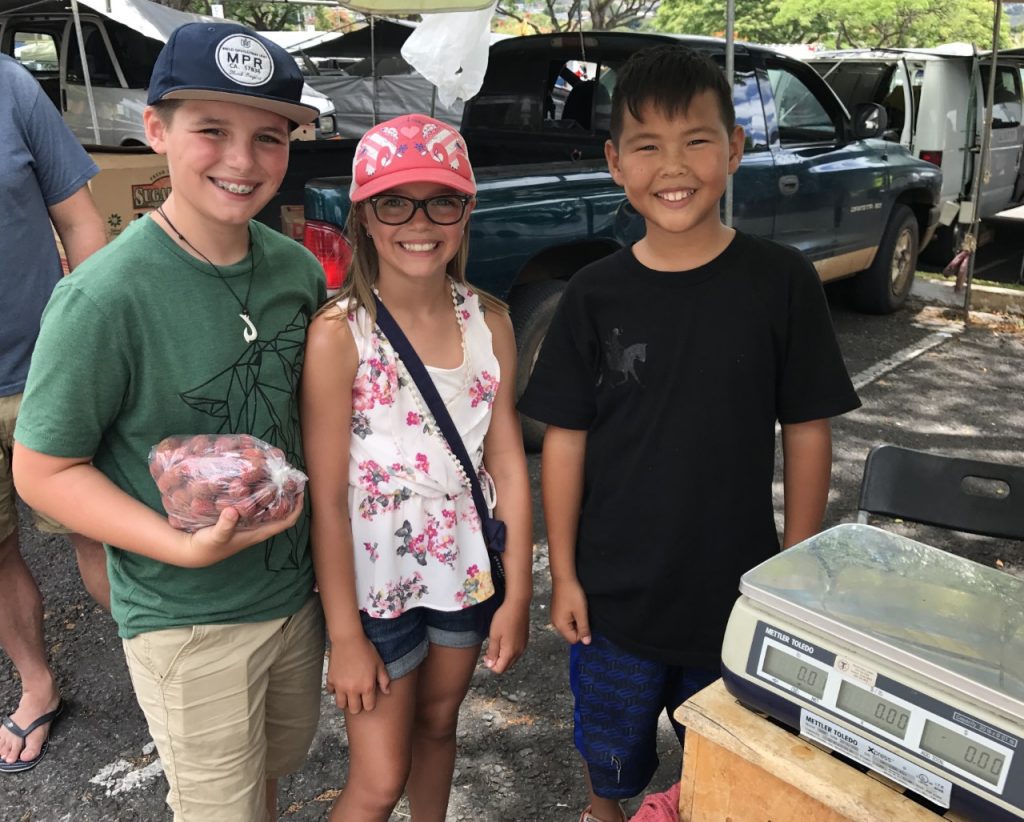HONOLULU OAHU MARKET LYCHEES and kids et les enfants