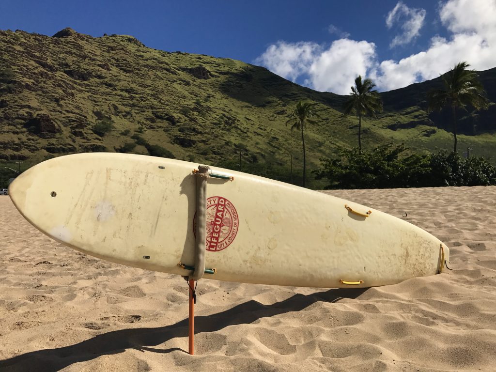 HAWAII OAHU MAKAHA BEACH -Lifeguard surfboard -Surf de Sauveteur