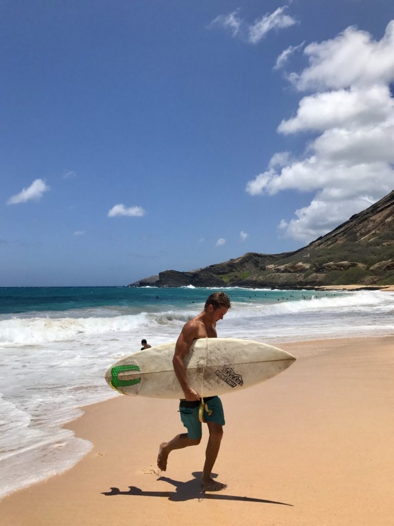 Surfer et sa planche sur Sandy Beach