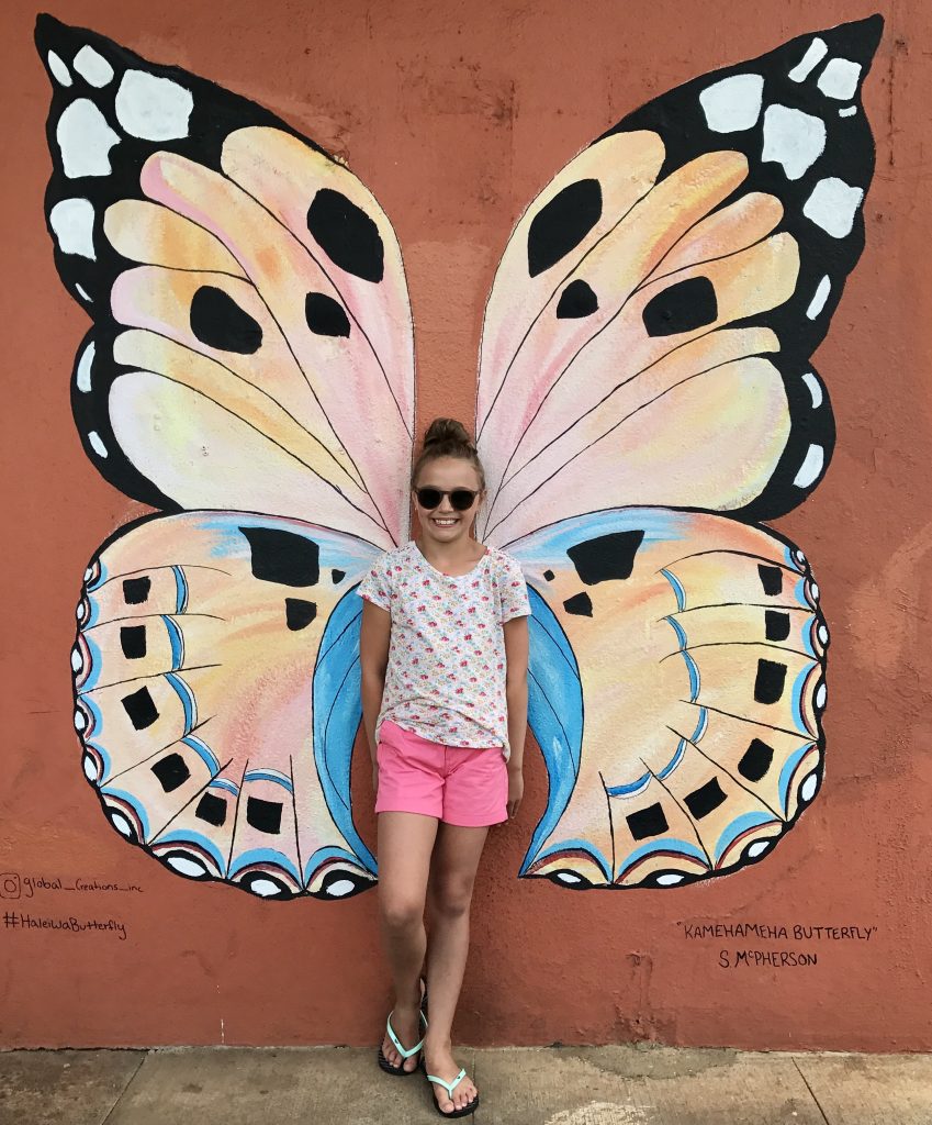 HAWAII - Fillette Papillon Murale créative à Haleiwa -Butterfly girl- creative mural in Haleiwa