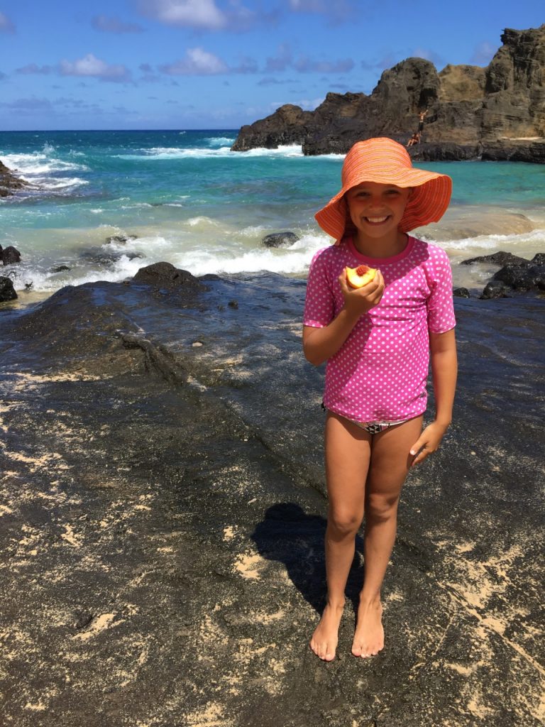hawaii eternity beach girl eating peach fillette au chapeau
