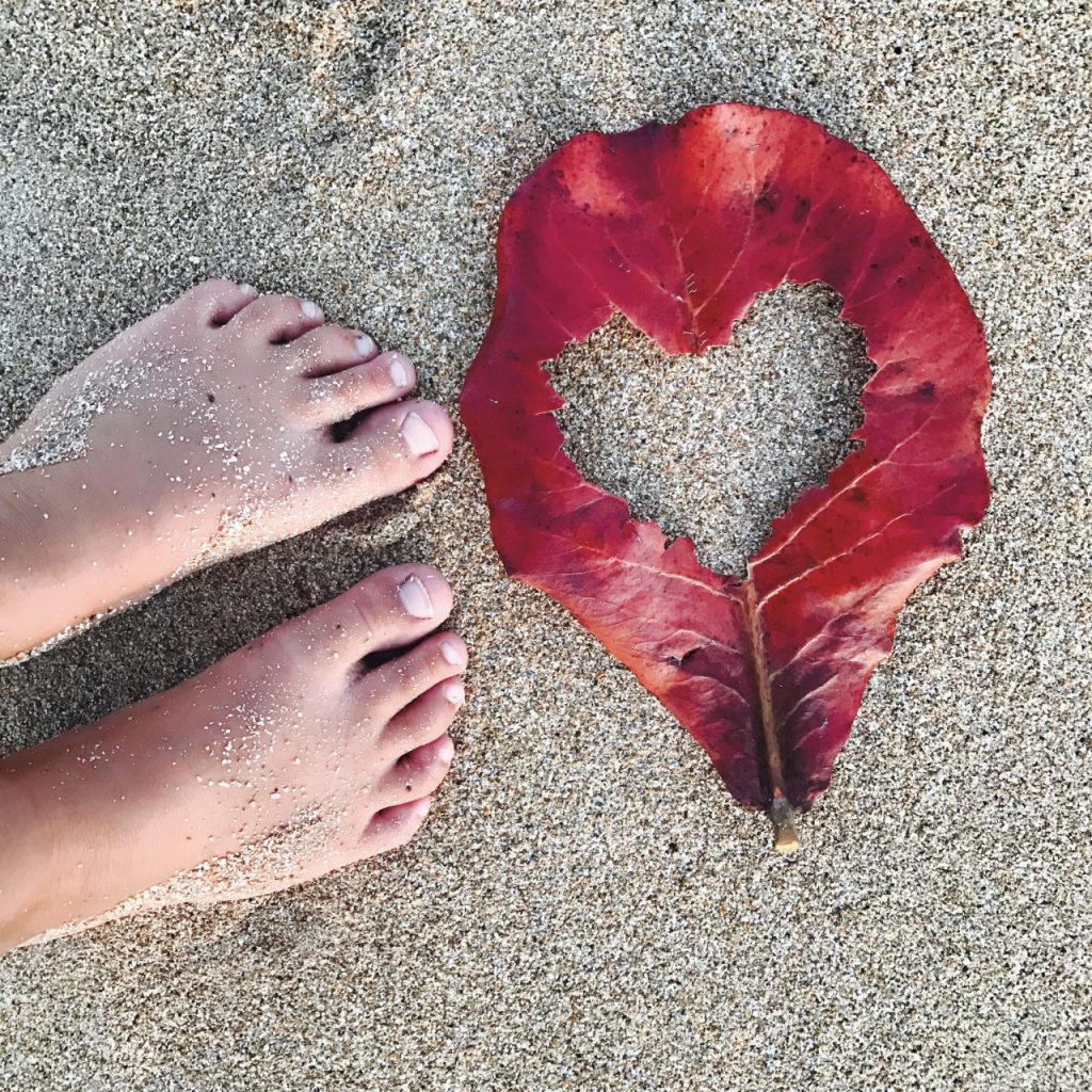 hawaii feuille coeur rouge pieds sur le sable