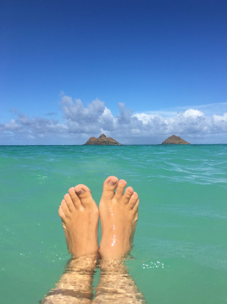 Hawaii blues pieds feet in the ocean